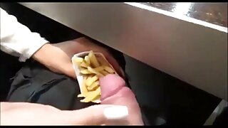 თეთრ წინდებში გამოწყ ...